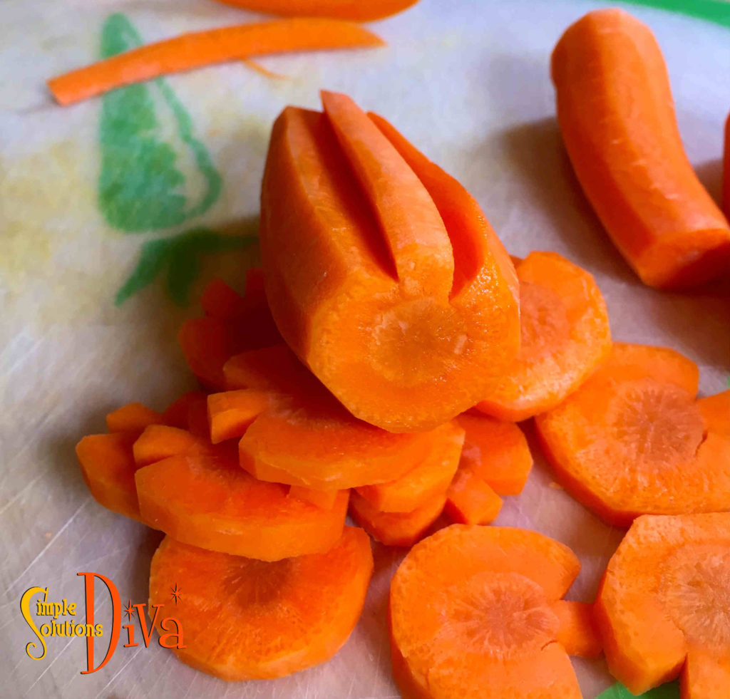 A close-up of the cuts you need to make on your carrot - So cute!